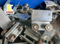 Bánh Xe Máng 2x4 Sắt Mạ Kẽm Cao Cấp - Giải Pháp Chuyển Động Mượt Mà Cho Cửa Lùa